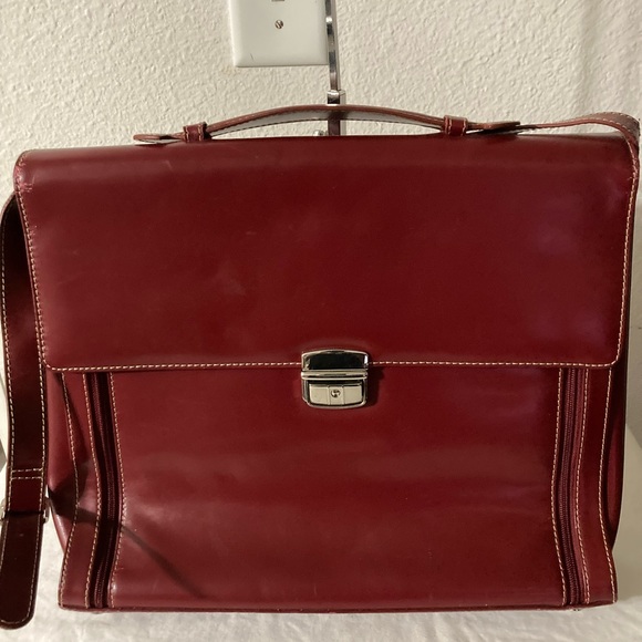 Wilson’s Leather Briefcase Burgundy Color comes with a key. - Picture 1 of 14